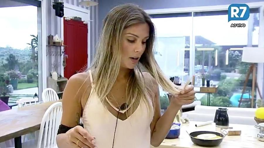 Flávia Viana queima o cabelo no fogão de "A Fazenda" - Reprodução/R7