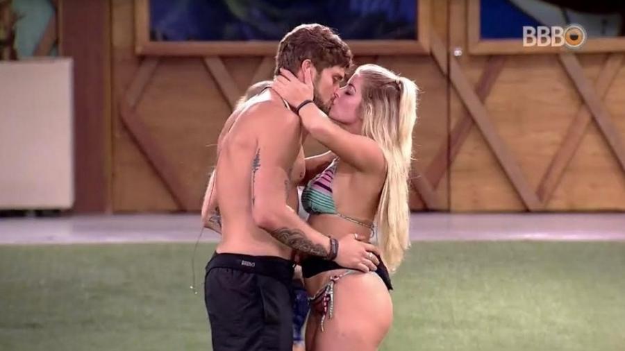 Breno e Jaqueline se beijaram antes do segundo Paredão do "BBB18", que eliminou a representante de Rondônia do jogo - Reprodução/Globoplay