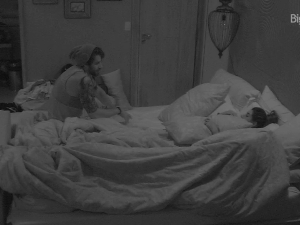 7.fev.2016 - Antes de dormirem, Renan Juliana e Adélia conversam sobre diversos assuntos - Reprodução/TV Globo