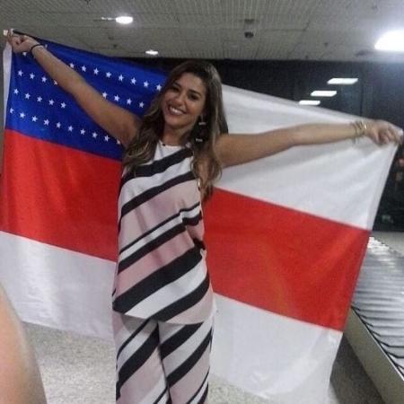 Vivian desembarca no Aeroporto de Manaus carregando uma bandeira do Amazonas - Reprodução / Twitter