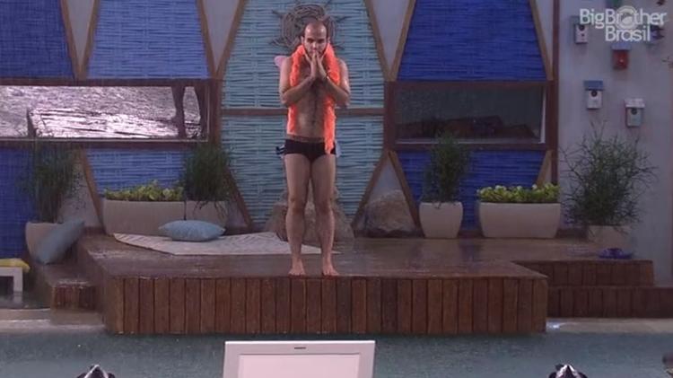 Mahmoud no banho de chuva - Reprodução/GloboPlay - Reprodução/GloboPlay