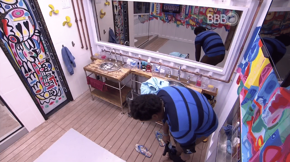 25.fev.2016 - Sem se cobrir, Ronan tira a cueca para vestir uma sunga. O brother procurou um cantinho mais escondido das câmeras do "BBB16" - undefined