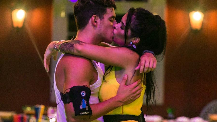 Antônio e Mayara protagonizaram o primeiro beijo do "BBB17" - Globo/ Paulo Belote