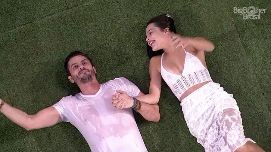 Marcos e Emilly comemoram resultado do paredão no "BBB17" - Reprodução/TV Globo
