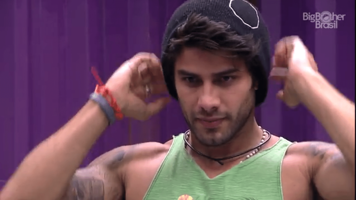 14.mar.2016 - Renan provoca Dona Geralda dizendo que ouviu a sister dizer coisas muito comprometedoras enquanto assistia a professora - Reprodução/TV Globo