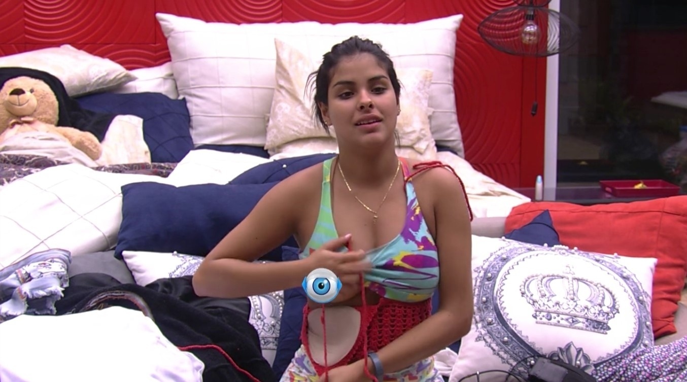 16.mar.2016 - Ao trocar de roupa, Munik se atrapalhou e acabou deixando o o seio à mostra no "BBB16" - Reprodução/TV Globo