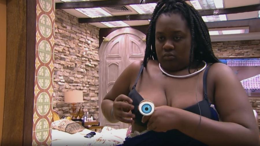 Roberta troca de roupa e mostra demais - Reprodução/TV Globo