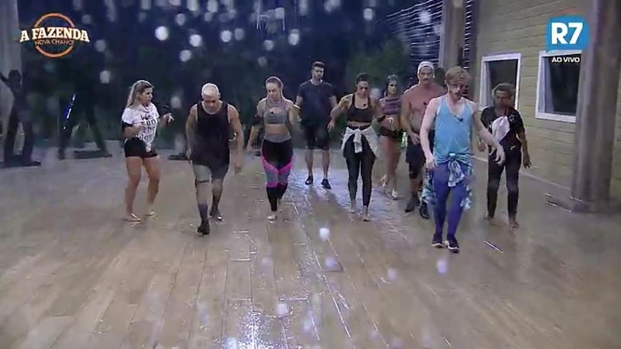 Peões tem atividade de dança finalizada por causa da chuva em "A Fazenda" - Reprodução/R7