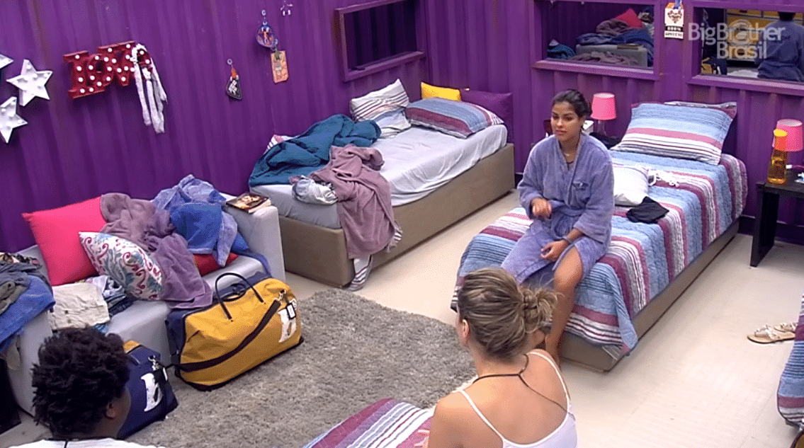 3.mar.2016 - Munik conversa com Ana Paula tentando acalmar a sister, que pensa em desistir no "BBB16" - Reprodução/TV Globo