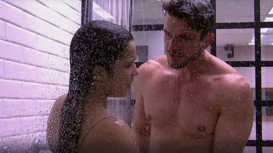 Marcos toma banho com Emilly e diz que vai reclamar da produção - Reprodução/TVGlobo