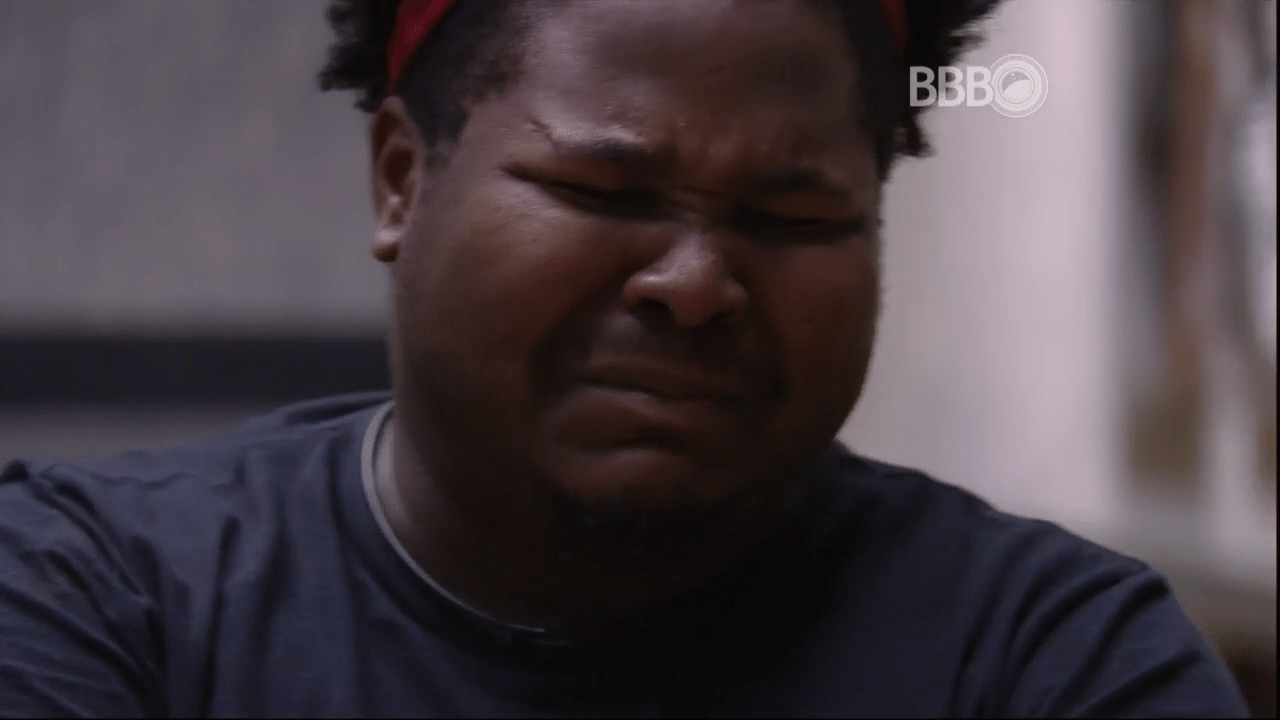 3.abr.2016 - Ronan se emociona ao ver mensagem surpresa da família no "BBB16" - undefined