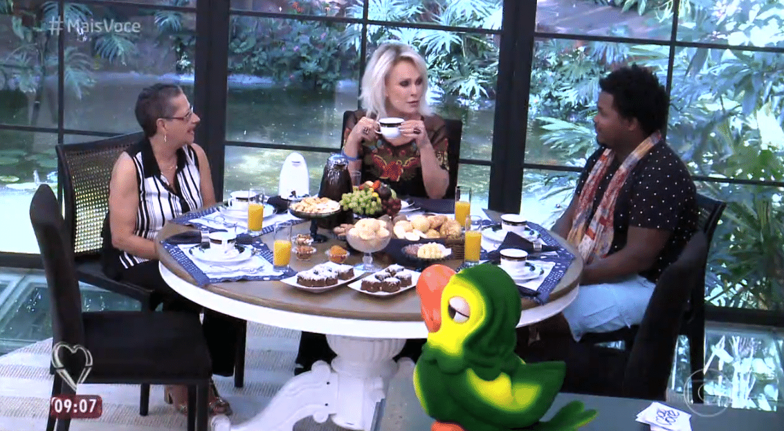 6.abr.2016 - Ronan e Geralda tomam café da manhã com Ana Maria Braga, no "Mais Você" - Reprodução/ TV Globo