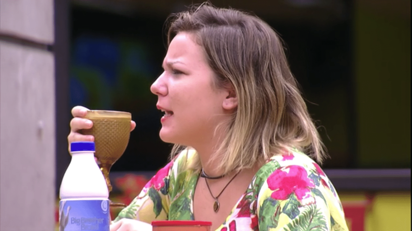 5.abr.2016 - Cacau não gosta da expressão séria de Matheus em vídeo - Reprodução/TV Globo