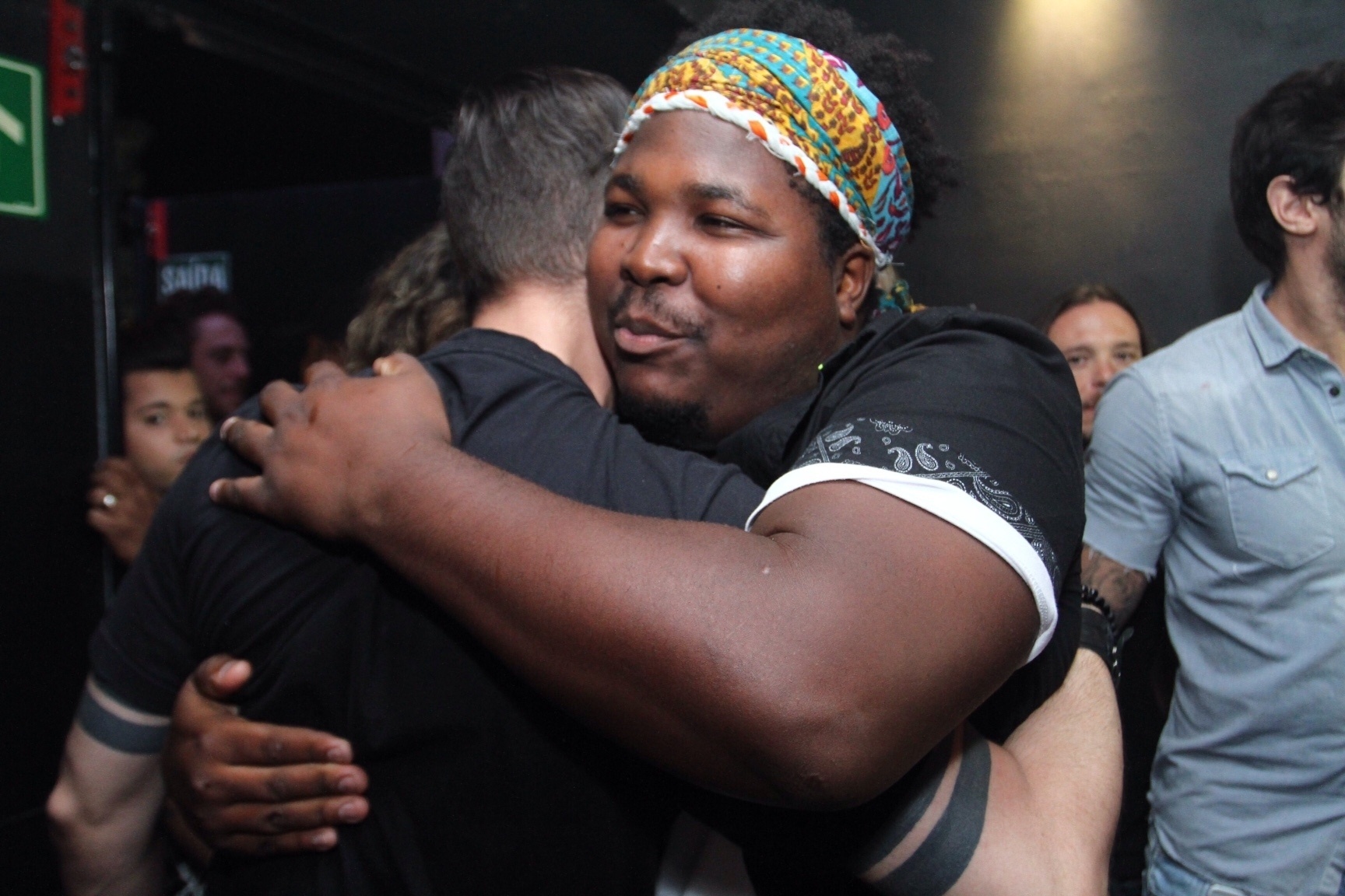 6.abr.2016 - Ronan e Max se cumprimentam ao chegar na festa - AgNews