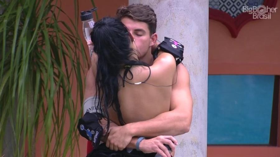 Antônio e Mayara trocam beijos na área externa da casa do "BBB17" - Reprodução/Tv Globo