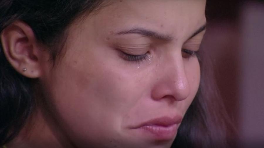 Emilly se emociona ao falar da família - Reprodução/TVGlobo