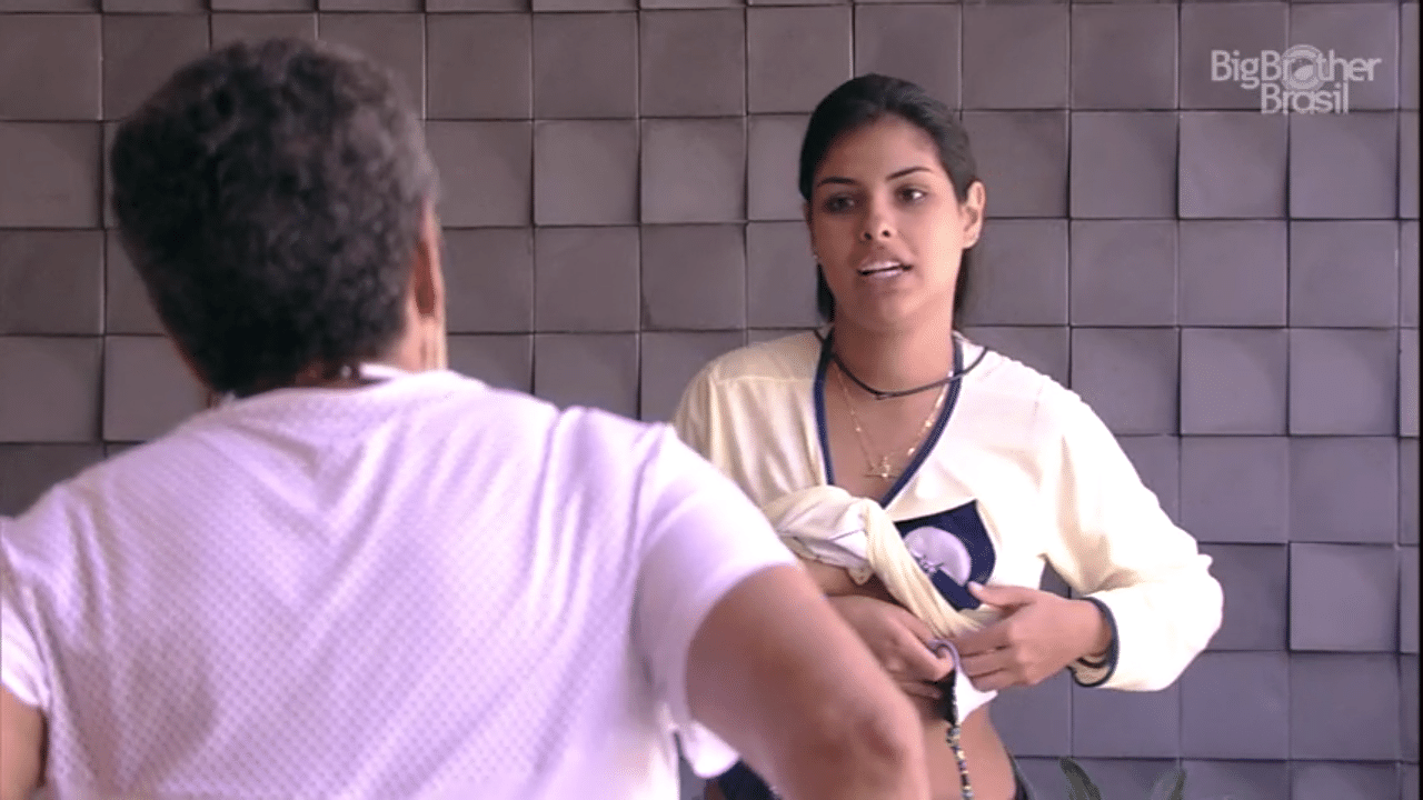 26.jan.2016 - Munik se descuida ao se trocar e Geralda ajuda sister no "BBB16" - Reprodução/TV Globo