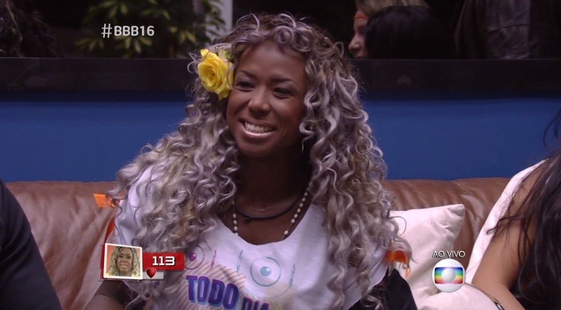 8.mar.2016 - Na noite do seu primeiro paredão, Adélia conversa com Pedro Bial ao vivo - Reprodução/TV Globo