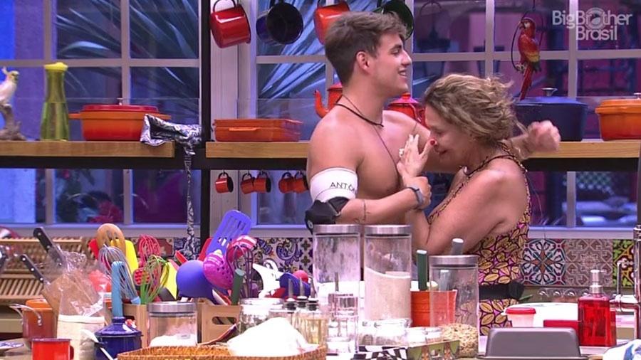 Ieda se emocionou durante conversa com Antônio. "Lembrei dos meus", disse a aposentada - Reprodução/Tv Globo