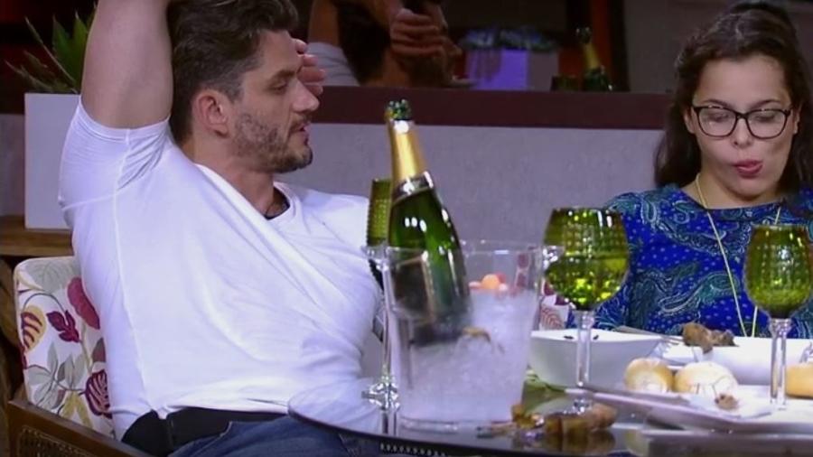 Marcos curte almoço do anjo com Emilly - Reprodução/TVGlobo