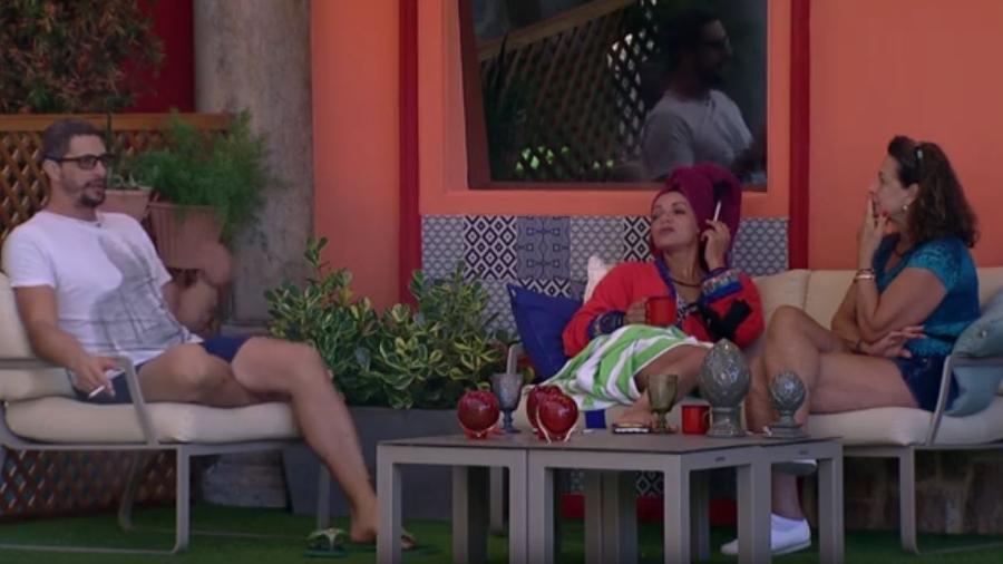 Daniel, Marinalva e Ieda conversam na varanda - Reprodução/TV Globo