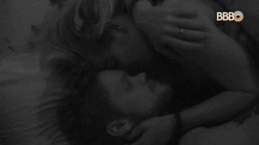 Jaqueline e Breno se beijam e dormem juntos no quarto - Reprodução/GloboPlay
