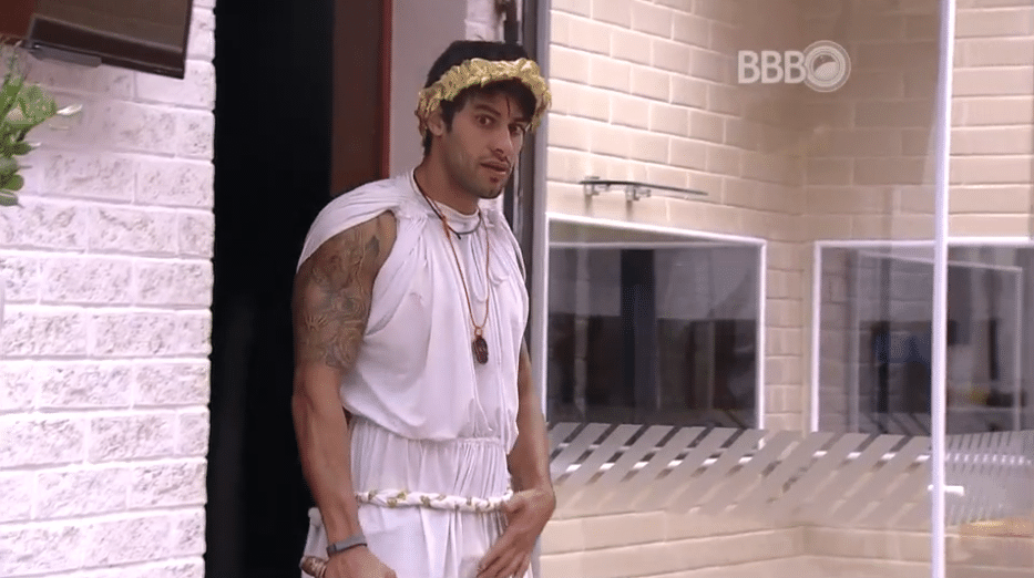 13.mar.2016 - Com cara de assustado, Renan entra no quarto do andar de cima: "O que é isso velho, meu Deus do céu. Que doidera é essa" - Reprodução/TV Globo