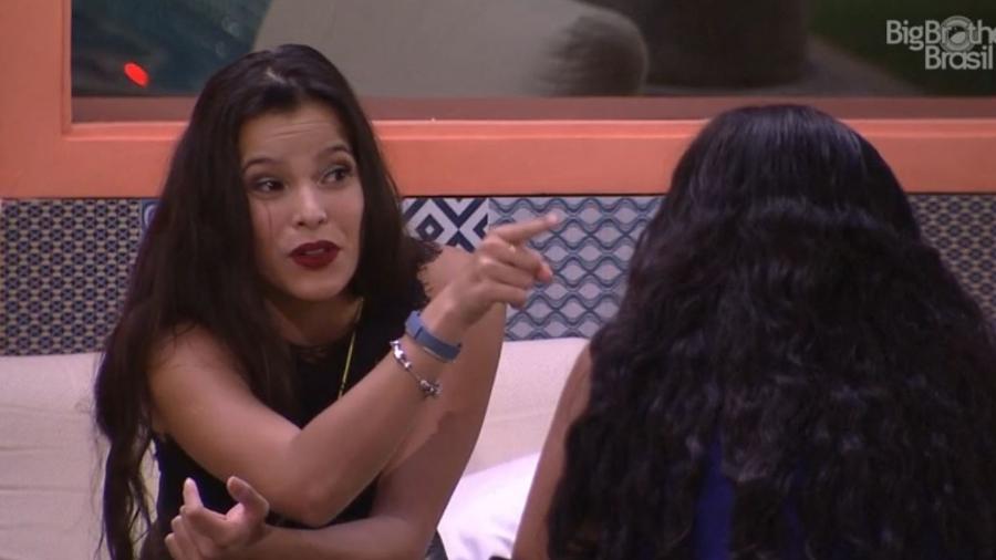 Emilly lava roupa suja com Elis - Reprodução/TV Globo