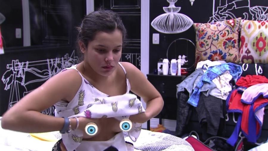 Emilly mostra os seios ao trocar de roupa - Reprodução/Gshow