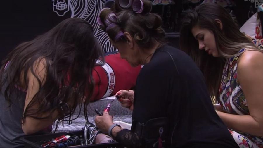 Sisters recebem kit de beleza para final do "BBB17" - Reprodução/TV Globo
