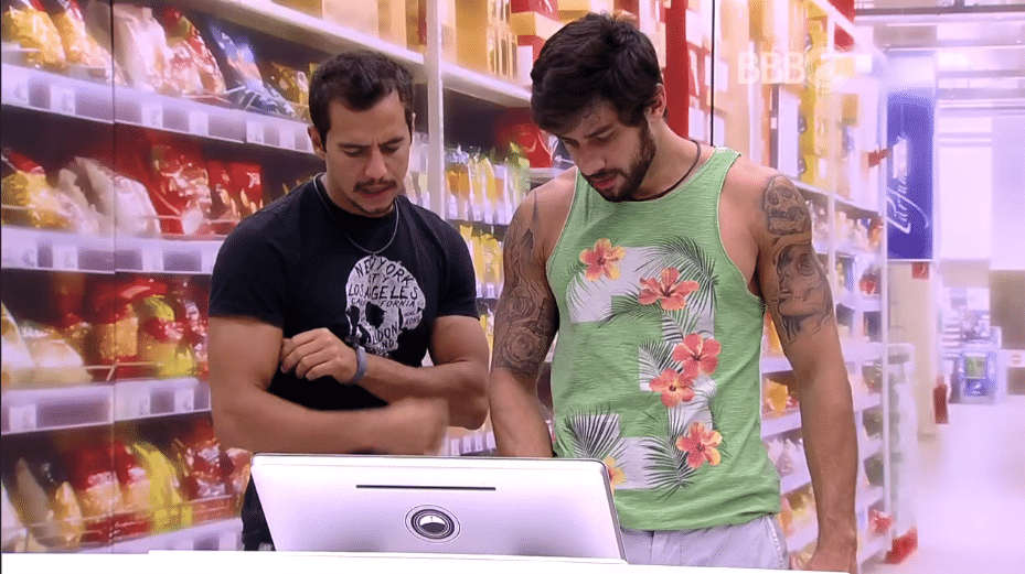 7.mar.2016 - Renan e Matheus fazem as compras da semana, no"BBB16" - Reprodução/TV Globo