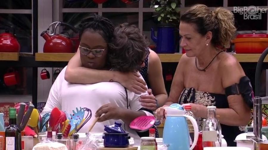 Roberta pede para dormir com Pedro e ouve: "Claro, minha linda" - Reprodução/TVGlobo