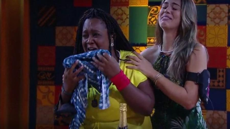 Roberta chora com presente do anjo: "Beijo, mãe, te amo" - Reprodução/TVGlobo