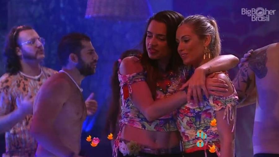 Paula e Jéssica se abraçam na festa Arrasta-pé - Reprodução/GloboPlay