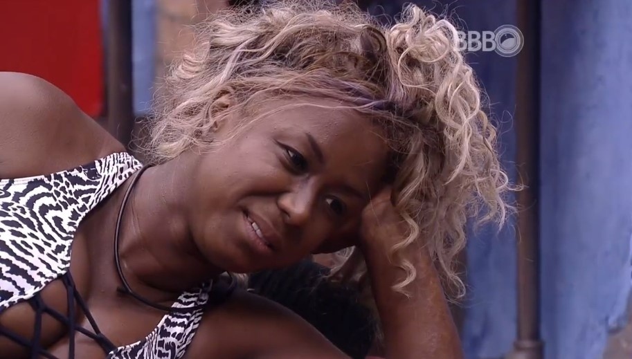 4.fev.2016 - A advogada aproveitou para puxar assunto com Juliana sobre o modelo Renan: "Com você é diferente. Ele pode até querer todas as mulheres daqui aos pés dele, mas com você é diferente. Ele tem um carinho, ele trata você diferente. Não sei se é carência dos dois, mas a verdade é que está rolando" - Reprodução/TV Globo