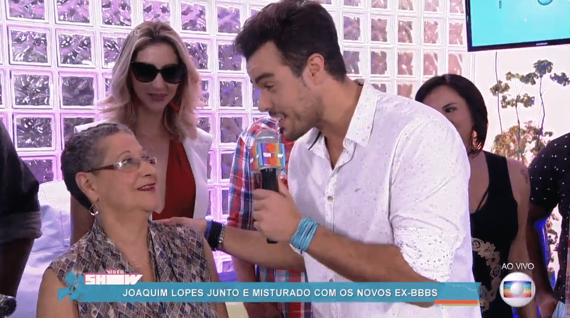 6.abr.2016 - Geralda se queixa de sono e conta que ficou no jantar de Ana Paula até a madrugada. A professora aposentada também participou do "Mais Você" ao lado de Munik, Ronan e Cacau - Reprodução/ TV Globo