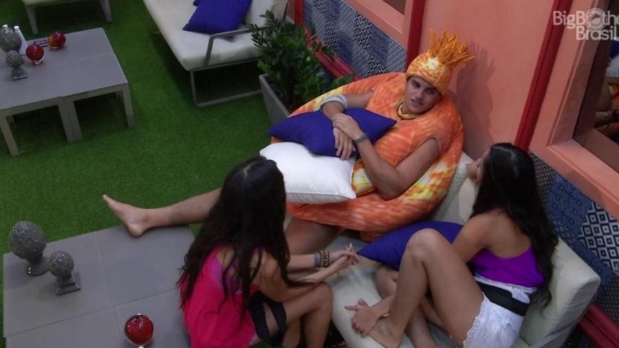 28.jan.2017 - Antônio chama Emilly e Mayla para conversa, no "BBB17" - Reprodução/Tv Globo