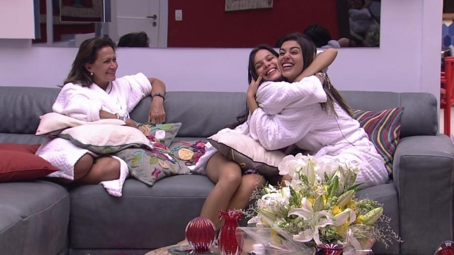 "Sim, ficamos amigas", diz Vivian ao abraçar Emilly - Reprodução/TV Globo