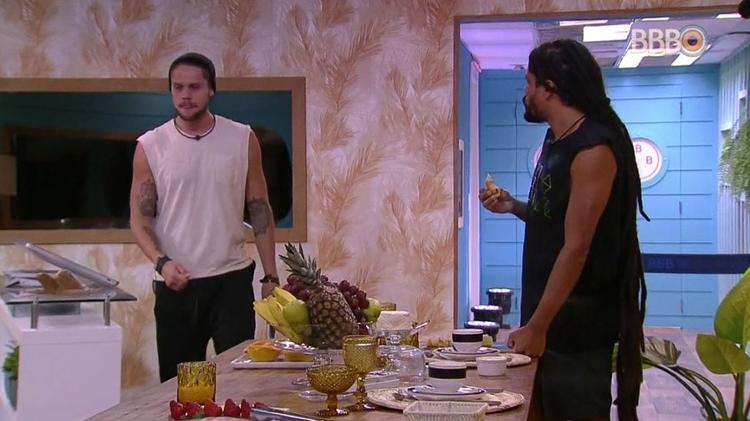 Viegas e Breno no café da manhã - Reprodução/GloboPlay - Reprodução/GloboPlay