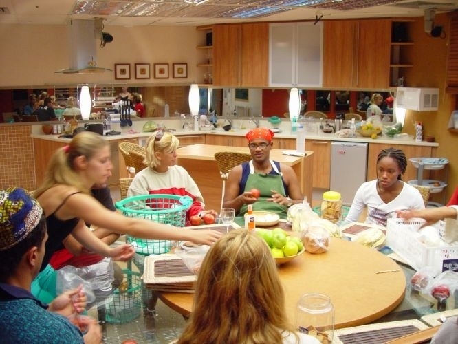 "BBB1" e "BBB2": A primeira casa dos BBBs tinha visual simples em tons de madeira clara. A decoração foi mantida na segunda edição do reality, também em 2002 - Divulgação/TV Globo