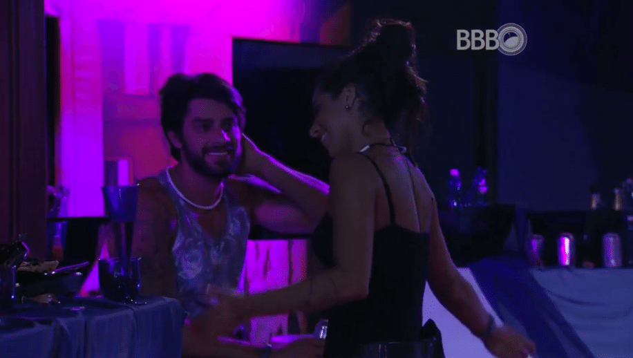 4.fev.2016 - Renan para de dançar com Juliana e diz: "Dá choque". Foi a primeira vez que o brother demonstrou seu interesse na sister - Reprodução/TV Globo