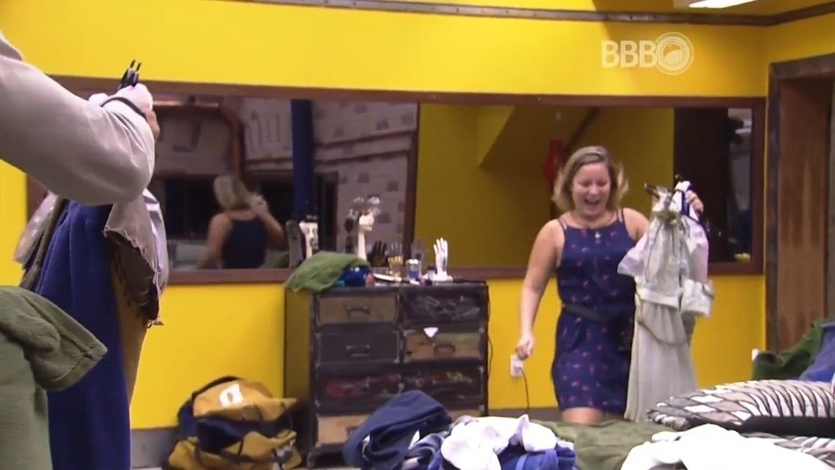 12.fev.2016 - Cacau invade despensa e busca figurinos da festa da noite desta sexta-feira (12). Pelas regras, a líder Munik era quem deveria ter buscado os trajes - Reprodução/TV Globo