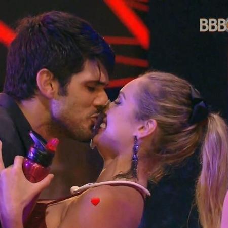 Lucas e Jéssica se beijam no "BBB18" - Reprodução/GlobosatPlay
