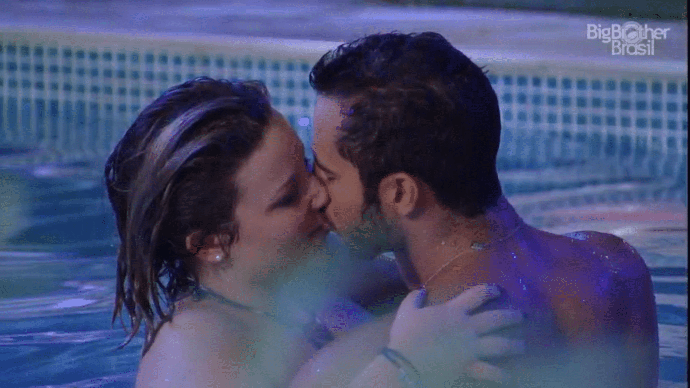 24.01.2016 - Maria Claudia e Matheus curtem piscina e se beijam - Reprodução/ TV Globo