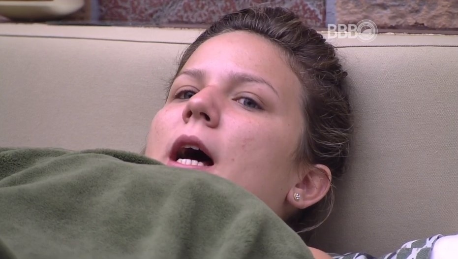 8.mar.2016 - Maria Claudia diz que Geralda não a conhece e que só chega perto para falar de outras pessoas do "BBB16" - Reprodução/TV Globo