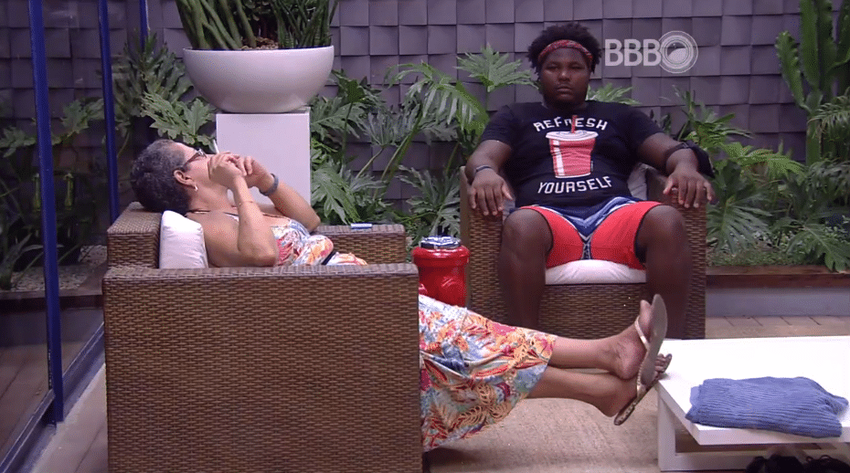 17.mar.2016 - Geralda se emociona e comenta com Ronan como está se sentindo: "Tenho certeza que o que há de melhor, virá. Cada dia que passa, com mais medo eu fico. Com medo, apreensiva, insegura". E o brother frisa: "É um jogo" e a professora aposentada define: "Isso aqui para mim é um jogo de buraco. Você não sabe quem ganha até o final. Ele é invariável. Quando você acha que está ganhando, está perdendo" - Reprodução/TV Globo