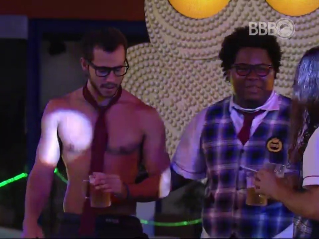 28.fev.2016 - Ronan brinca com Matheus, sensualizando para ele - Reprodução/TV Globo