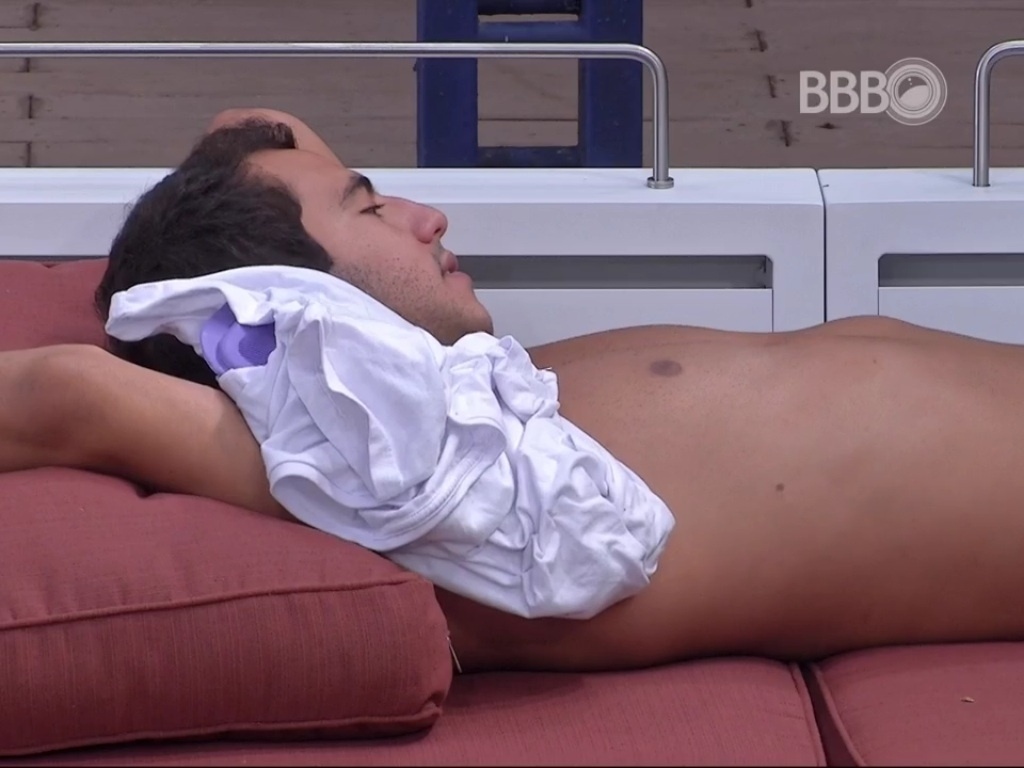 13.mar.2016 - Matheus conta aos brothers que tem uma amiga em comum com o senador Aécio Neves - Reprodução/TV Globo