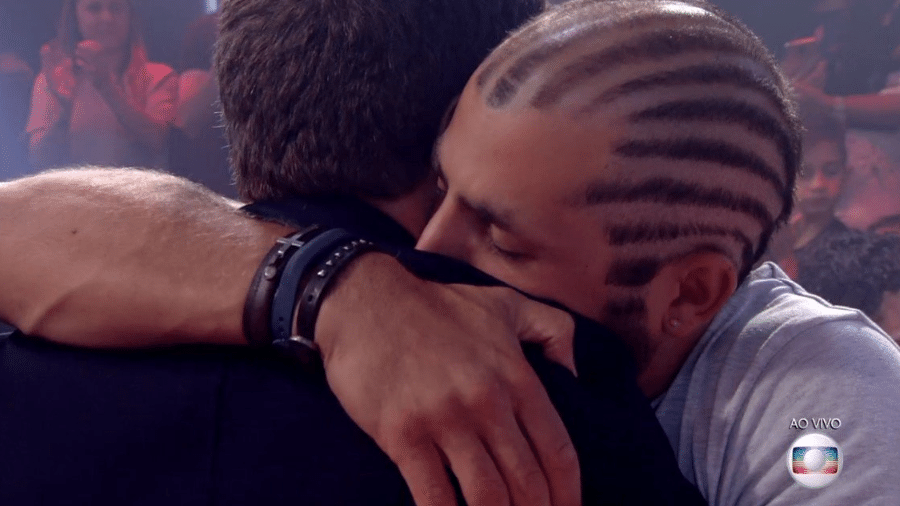 Tiago Leifert e Kaysar se abraçam após o fim do "BBB18" - Reprodução/TvGlobo