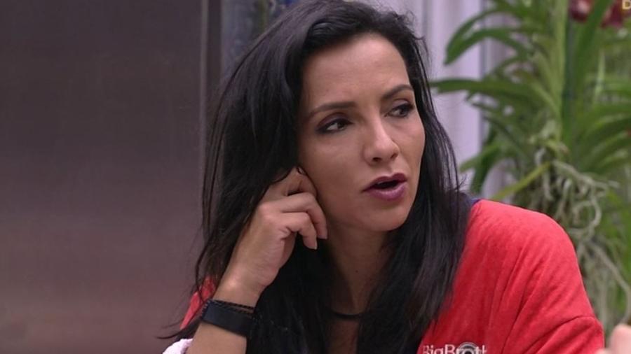 Marinalva não dorme com cochichos do casal - Reprodução/TVGlobo